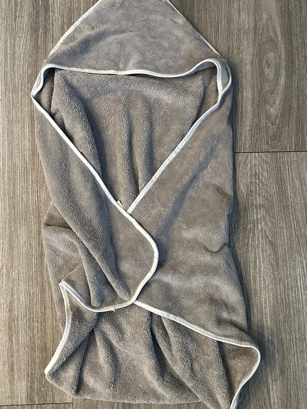 Set of 4 Soft Hooded Towel Wrap in Gray with White Trim